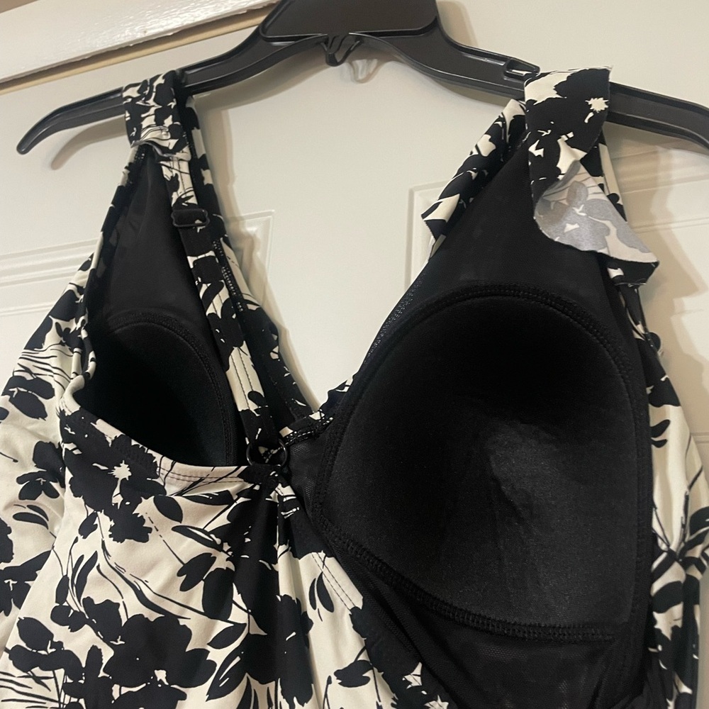 Niptuck Black White Floral Swim top Ruffle Flattering Tummy Control Size 12 Pads - Picture 6 of 6